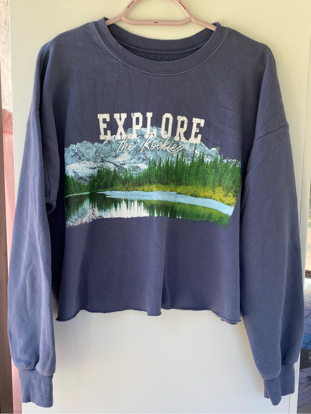 “EXPLORE the Rockies” Faux Vintage Graphic  Cropped Crewneck Sweatshirt